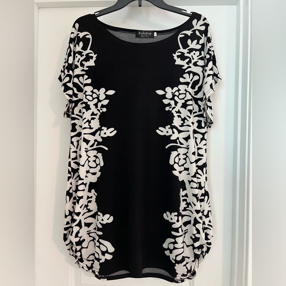 Women’s Relipop Black/White Size Large Top. Pre-owned.